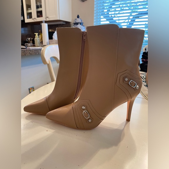 NIB 3.5” HIGH HEEL BOOTS/BOOTIES TAN/LIGHT BROWN-9.5M BOX & DUSTERS INCLUDED - Picture 4 of 12